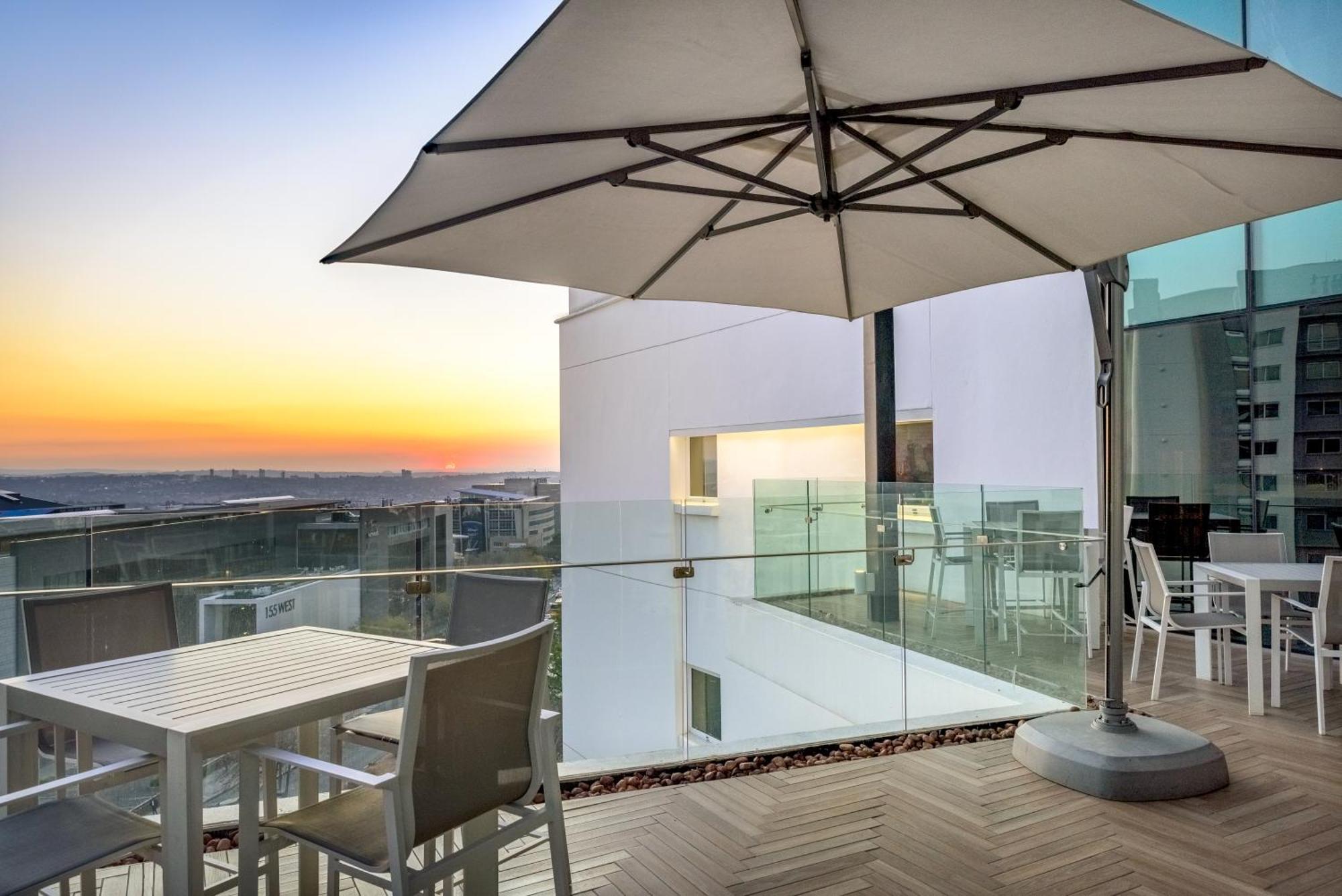 Hotel Sky Sandton Йоханесбург Екстериор снимка